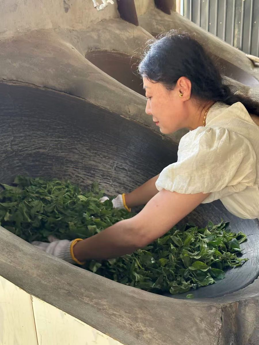 Traditional hand-fired tea, iron wok shaqing